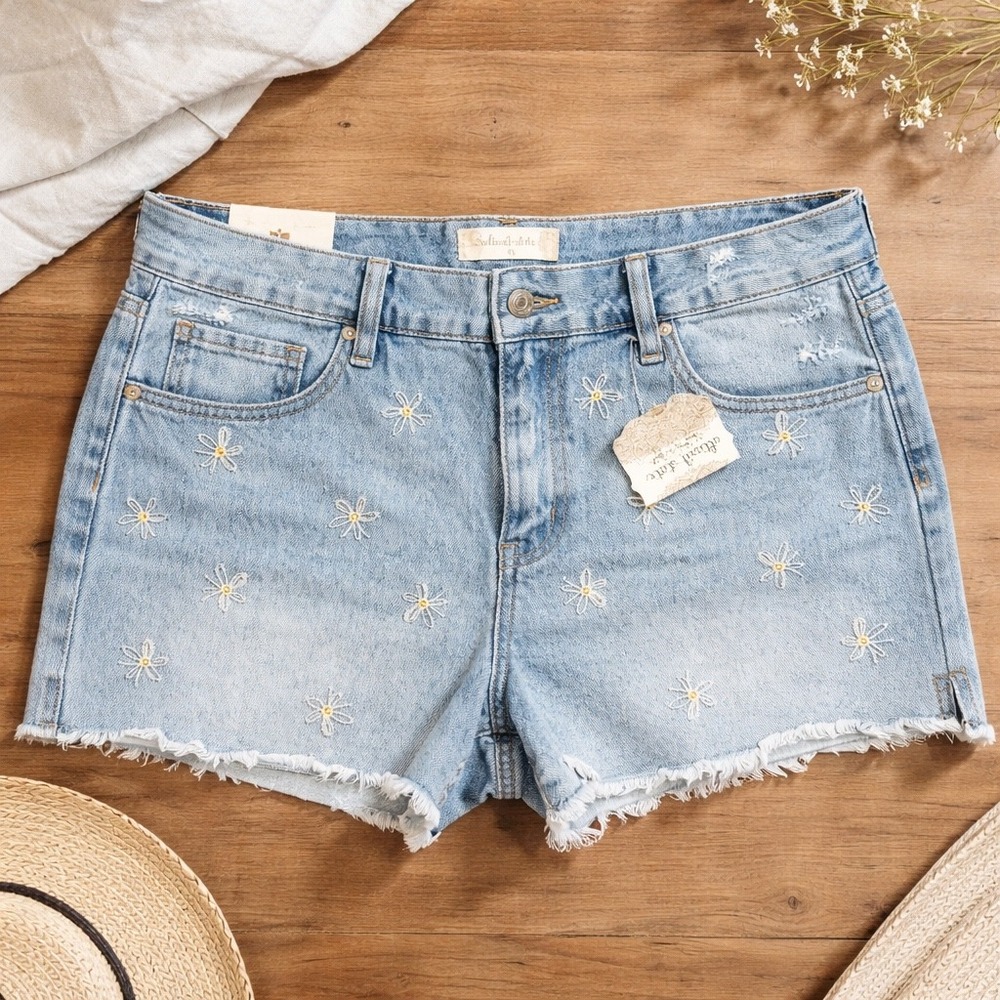 Altar'd State Daisy Embroidered Denim Shorts Light Wash Raw Hem Size 31 NWT
